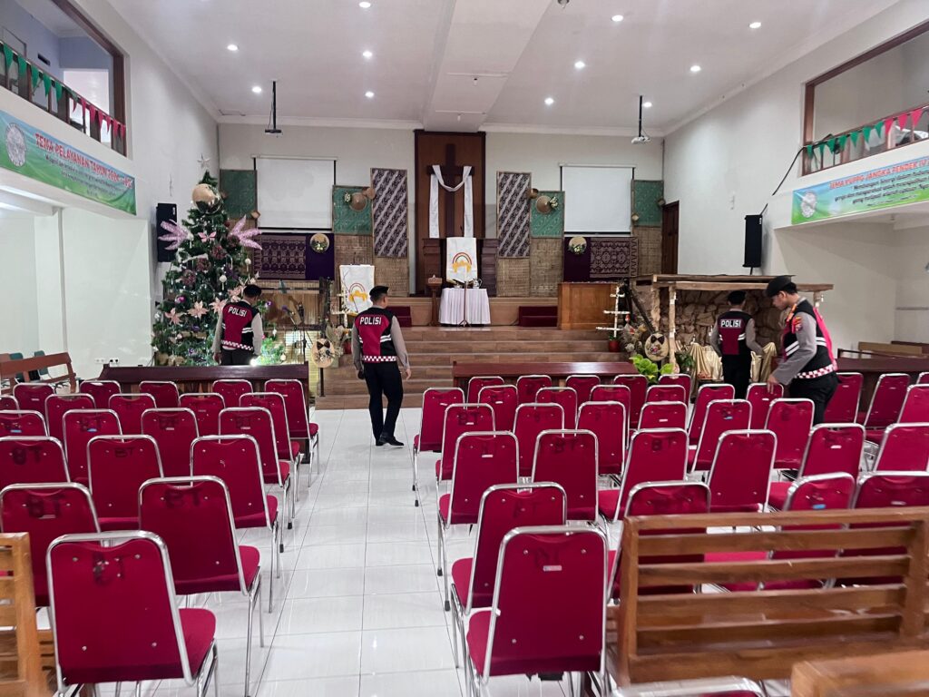 Kapolres Batu dan PJ Wali Kota Batu Pantau Keamanan Gereja Jelang Natal