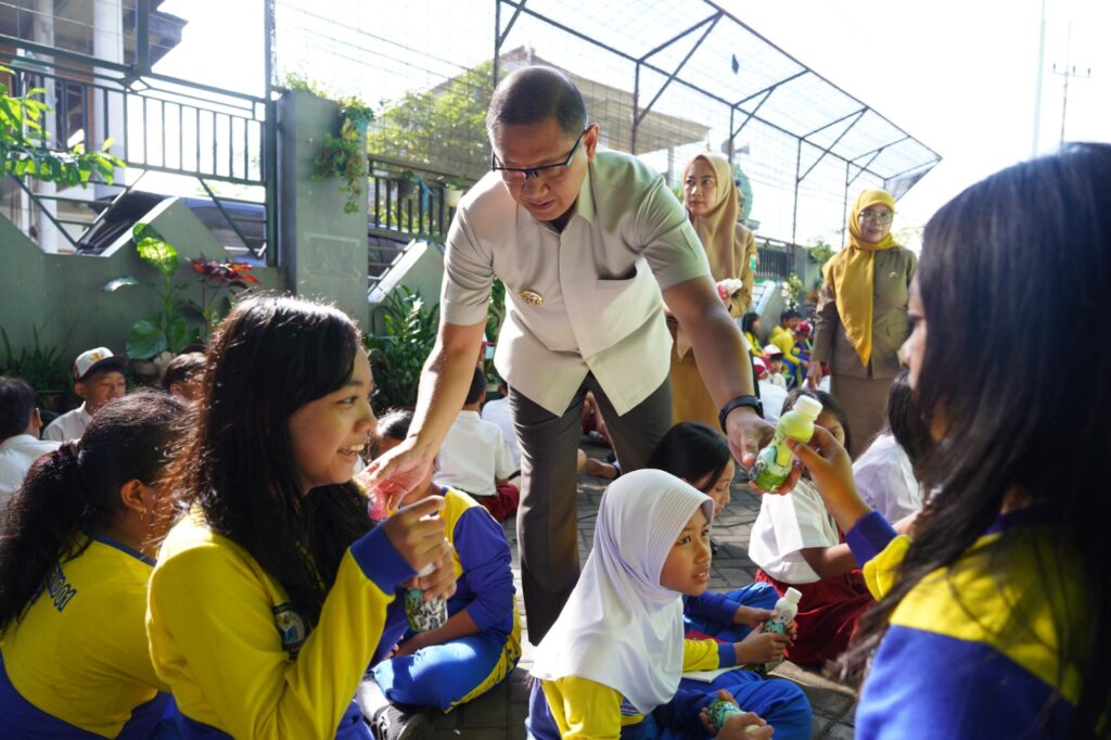 Demi Meningkatkan Gizi Siswa, Bagikan Susu Gratis