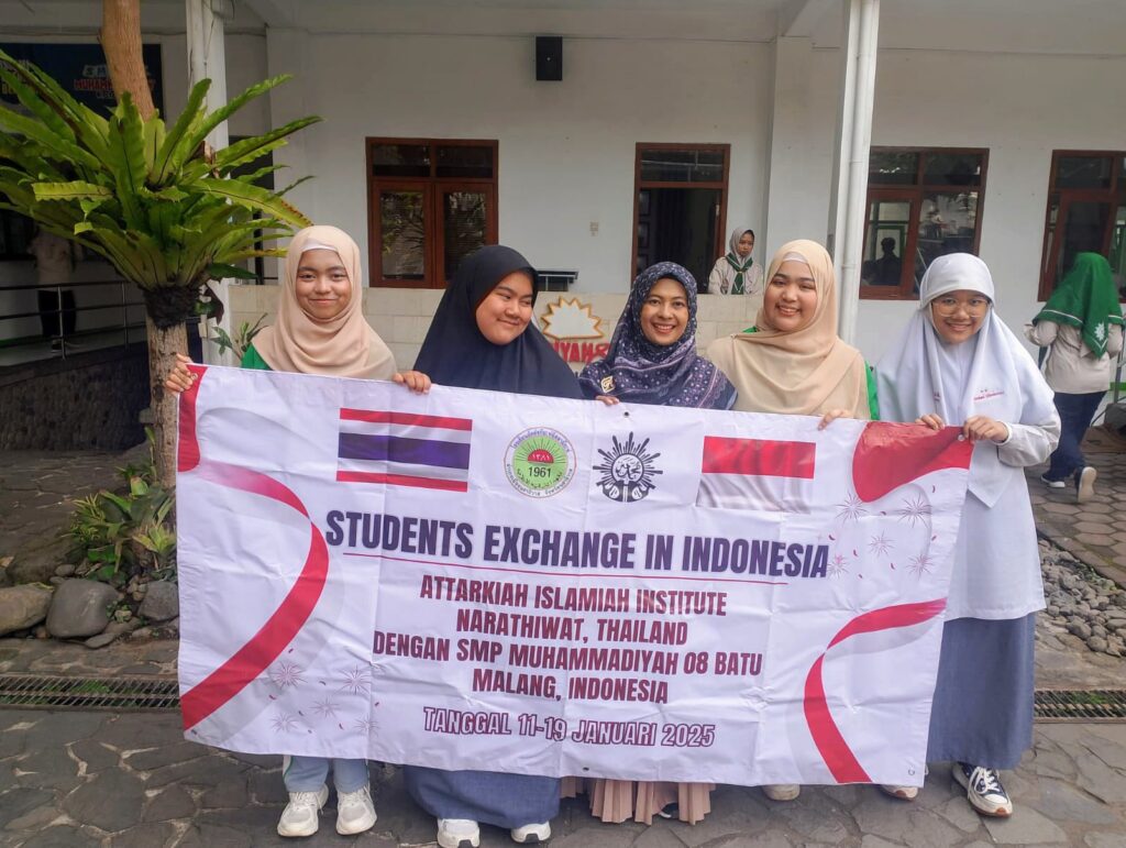Pertukaran Pelajar Antara SMP Muhammadiyah 8 Batu dan Siswa Thailand