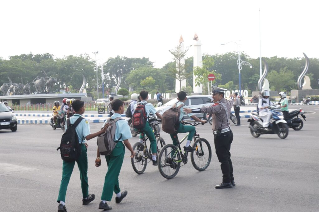 Polres Sampang Gelar Operasi Keamanan Pagi, Lindungi Pelajar dari Kecelakaan Lalu Lintas