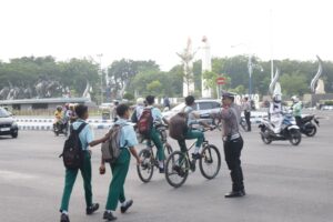 Polres Sampang Gelar Operasi Keamanan Pagi, Lindungi Pelajar dari Kecelakaan Lalu Lintas