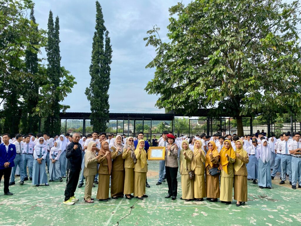 SMAN 2 Batu Terima Penghargaan dari BNN Kota Batu