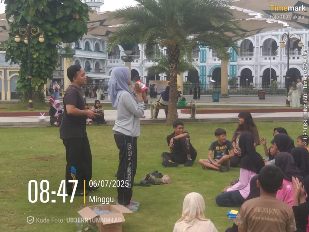 Membentuk Generasi Ceria: Trajeng Edukatif Menyapa Anak-Anak di Alun-Alun Kota Pasuruan