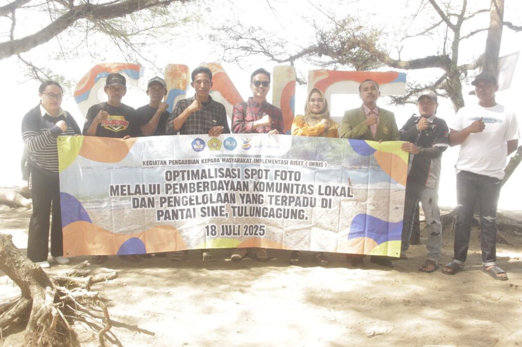 Perkuat Pariwisata Pantai Sine, Tim Pengabdian Upn “Veteran” Jawa Timur Luncurkan Implementasi Riset Dalam Bentuk Spot Foto
