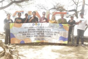 Perkuat Pariwisata Pantai Sine, Tim Pengabdian Upn “Veteran” Jawa Timur Luncurkan Implementasi Riset Dalam Bentuk Spot Foto