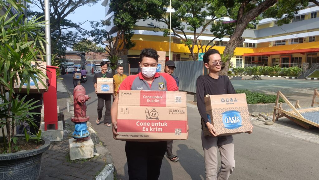 Bagi-bagi Nasi dan Makanan untuk Keluarga Pasien di RS Saiful Anwar: Inisiatif Sosial yang Menginspirasi