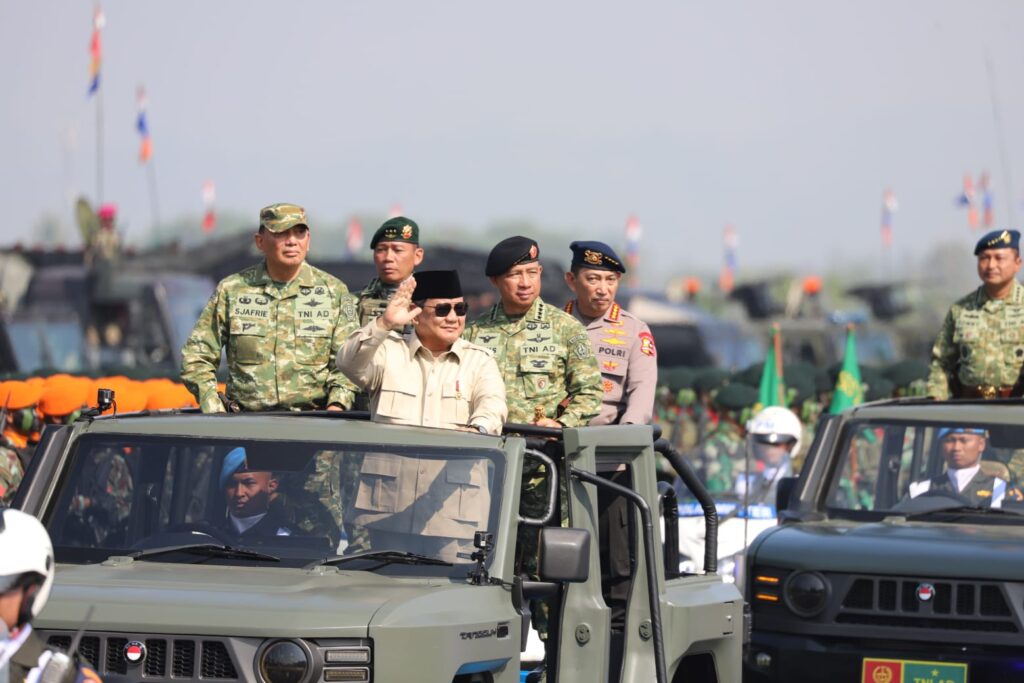 Presiden Prabowo Pimpin Upacara Gelar Pasukan, Tekankan Pentingnya Pertahanan Kuat dan Kepemimpinan dari Depan