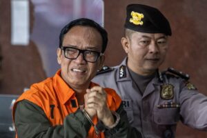 Wakil Menteri Ketenagakerjaan Noel Menangis Saat Keluar Gedung KPK Usai Ditetapkan Tersangka