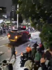 Bentrok Aksi Tolak Kenaikan Gaji DPR, Polisi Melindas Ojol di Jakpus