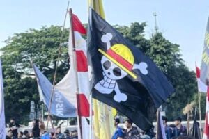 Bakesbangpol Kota Batu Awasi Pengibaran Bendera One Piece Jelang HUT RI