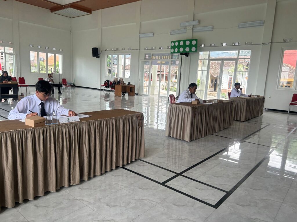 Kepala Desa Sumberejo, Drs.Riyanto, saat ditemui di ruang kerjanya.