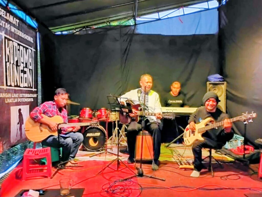 Kopi Embongan; Wadah Kreasi Musisi Disabilitas Membawa Harmoni di Bumi Batu
