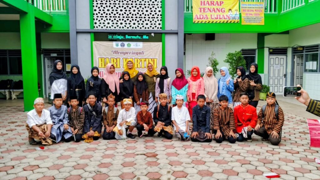 Gelak Tawa dan Semangat Kartini: Refleksi di Jalanan Sekar Putih