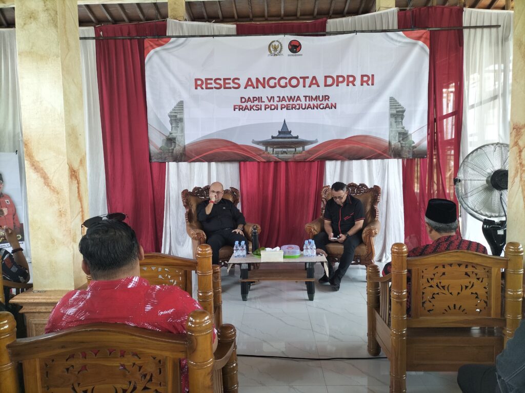 Dua Anggota DPR RI Fraksi PDIP Pulung Agustanto Dan Romy Soekarno “Amanah Megawati” Disampaikan Reses di Dapil VI Jatim.