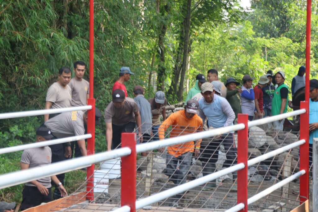 Bentuk Sinergitas Polri dan Masyarakat Bangun Jembatan Merah Putih