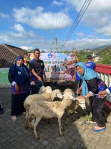 Indahnya Berbagi di Moment Eid Al – Adha ; SDN 01 Gading Kulon Sembelih 9 Kambing