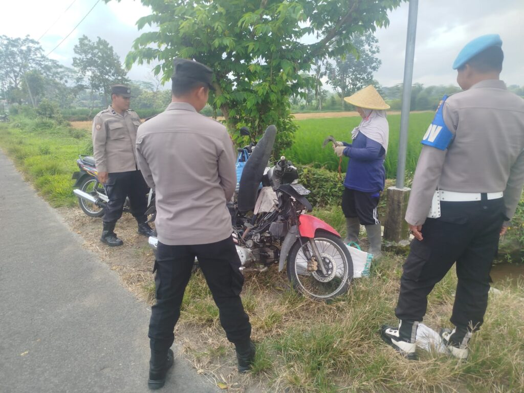 Perkuat Ketahanan Pangan, Bhabinkamtibmas Nglegok Dampingi Petani Kelola Lahan Jagung