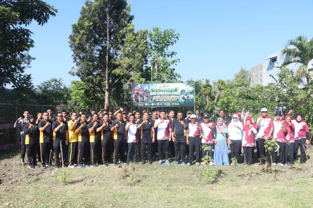 Polres Blitar Kota Bersama Pemkot Gelar Gerakan Indonesia ASRI, Tanam Pohon dan Bersihkan Lingkungan di Lapangan Karangsari.