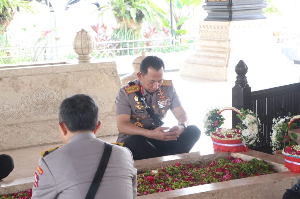 Kapolri “Jenderal Listyo Sigit” Ziarah ke Makam Bung Karno di Blitar, Hari Bhayangkara ke-80,