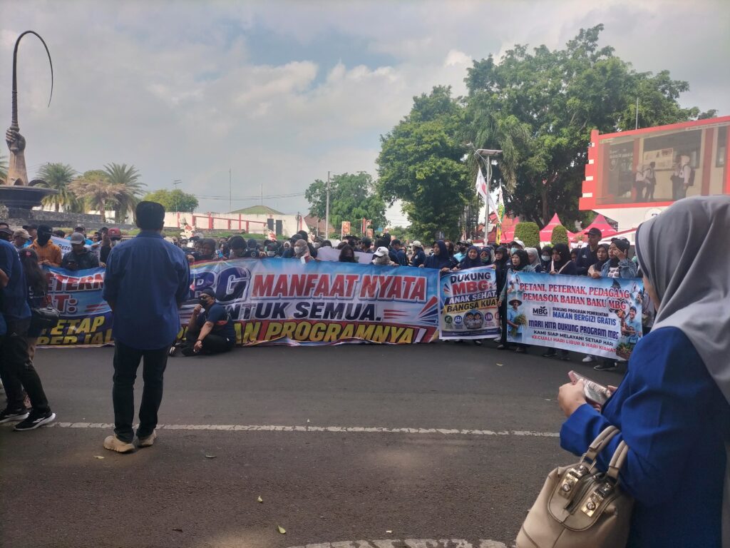 Ribuan Relawan SPPG Blitar Raya Menggetarkan Alun – Alun Kota Blitar