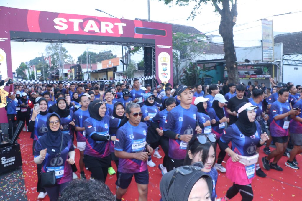 Ribuan Pelari Meriahkan Bhayangkara Run 2026 Polres Blitar Kota.