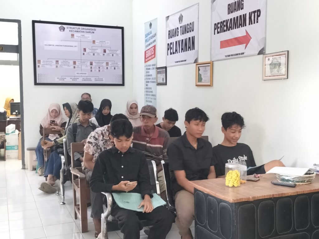 Antrian Pencari KTP Di Kecamatan Garum Membludak.