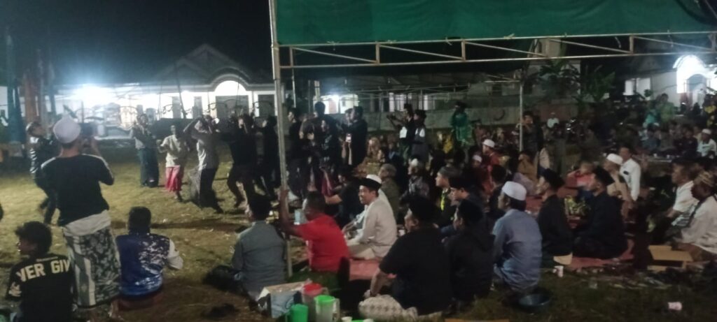 Warga Tambelangan Tumpah Ruah Nobar Ari D’Academy 8 di Lapangan Rempo