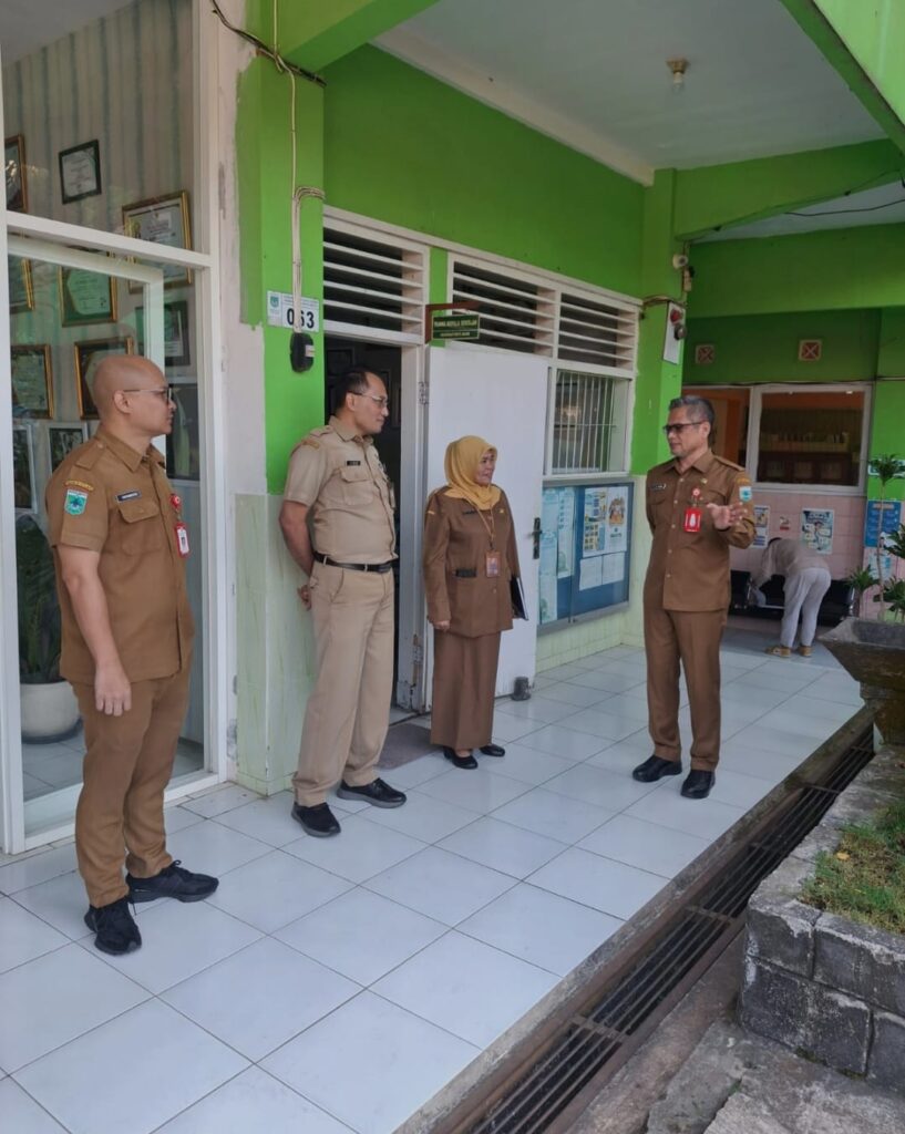 MPLS Hari Pertama, Plt Kepala Dinas Pendidikan Kota Batu Sergep Sambangi Sekolah dan Beri Semangat Siswa serta Guru