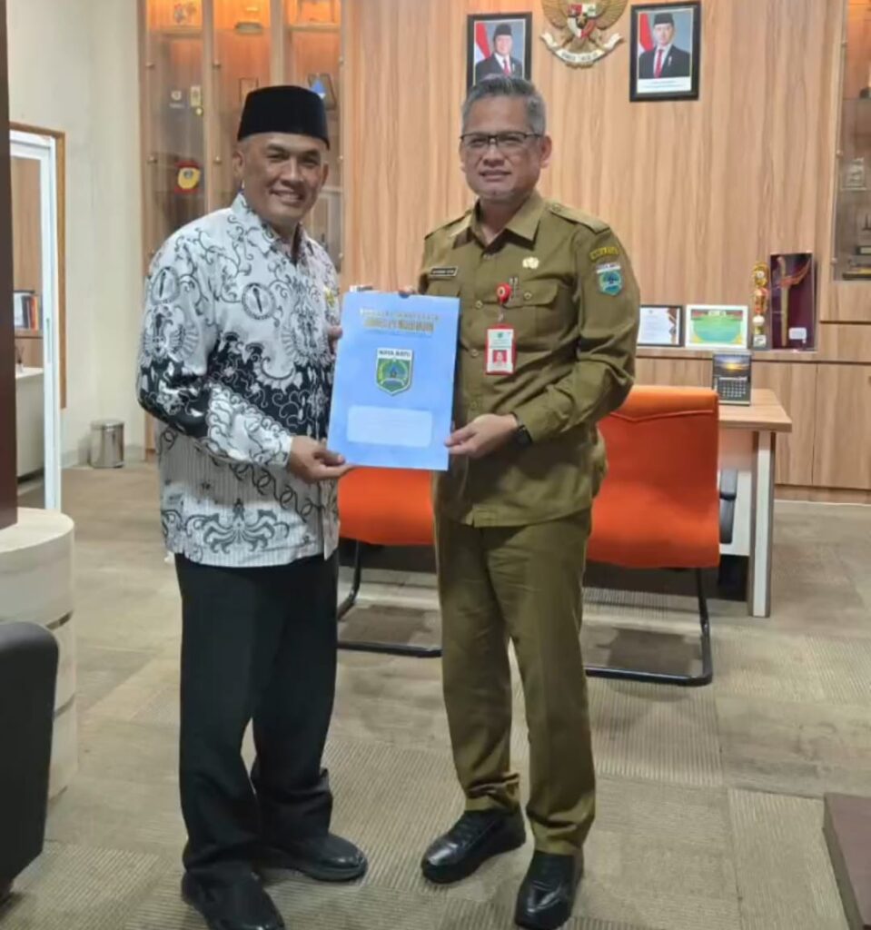 Tak Gila Jabatan! Mantan Kepsek SMP Negeri 03 Kota Batu 12 Tahun Kembali ke Kelas: Guru Itu Pengabdian.