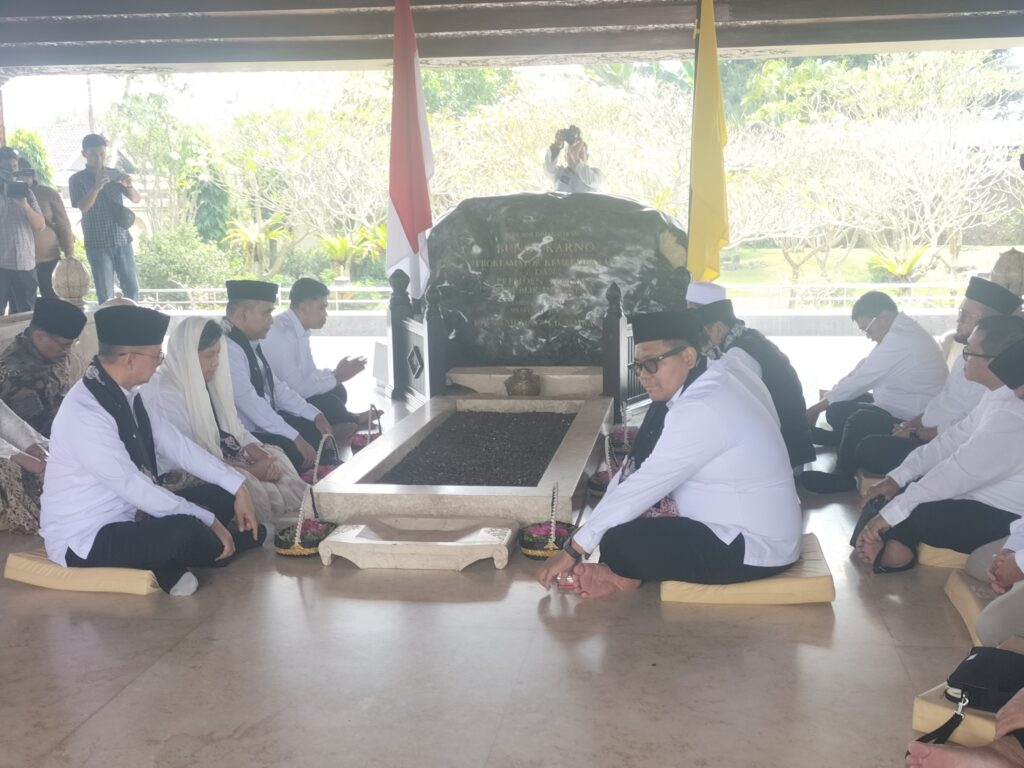 Rangkaian Kegiatan HUT RI, Pimpinan MPR RI Bersama Rombongan Ziarah Kemakam Proklamator.