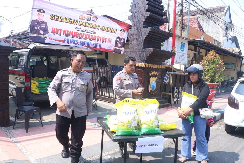 Sambut HUT Kemerdekaan RI ke-81, Polres Blitar Kota Salurkan Beras dalam Gerakan Pangan Murah