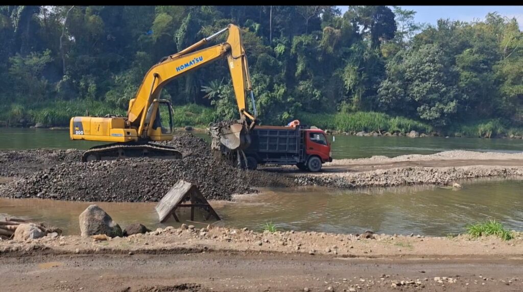 Warga Lingkungan Bantaran Sungai Brantas Di Jimbe Resah Adanya Tambang Pasir Beroperasi TanpaKantongi Izin.