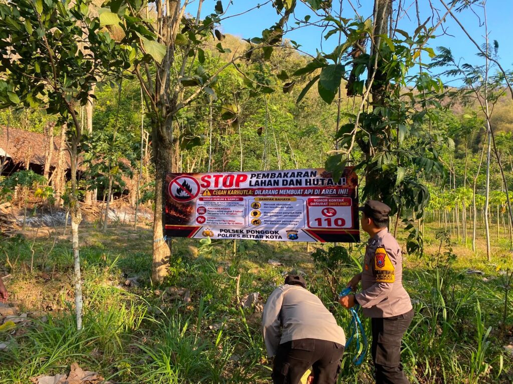 Antisipasi Karhutla, Polisi Blitar Edukasi Warga dan Pasang Banner Himbauan di Lereng Gunung Pegat.