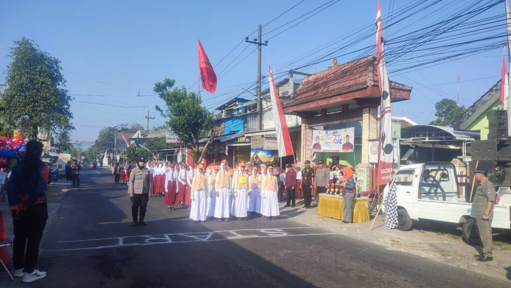 Kecamatan Garum Menggelar Lomba Gerak Jalan Tingkat SD/MI Dalam Rangka Memperingati Hari Jadi Kabupaten Blitar Dan Hari Ulang Tahun RI.