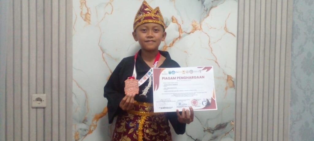 HEBAT! Siswa SDN Songgokerto 02 Raih Juara 3 Pencak Silat Tingkat Nasional di GOR Gajah Mada.