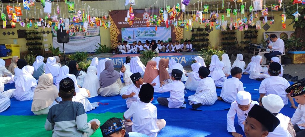 TELADAN BUKAN CERAMAH! Pengawas Kemenag: “Ajining Diri Gumantung Saka Lathi” di Maulid Pesat Batu