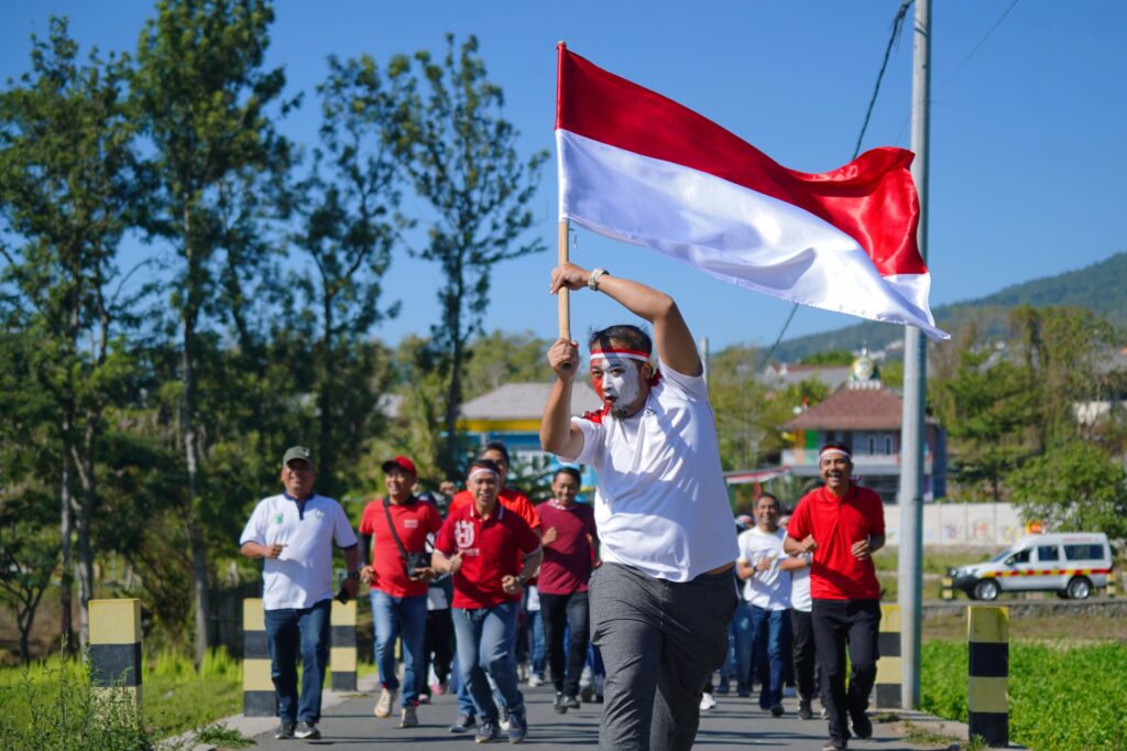 Jalan Sehat HUT RI Ke – 81 di Kota Batu, Tak Cuma Olahraga! Pemkot Galang Dana Untuk Korban Gempa NTT.