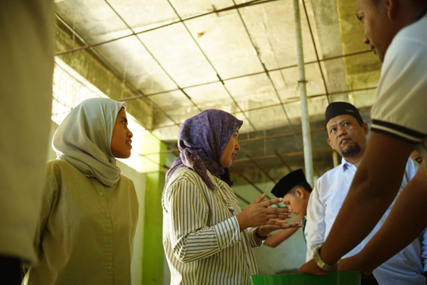 UPN “Veteran” Jawa Timur Bantu Efisiensi Pakan Budidaya Lele di Pondok Pesantren Nazhatut Thullab Sampang Madura