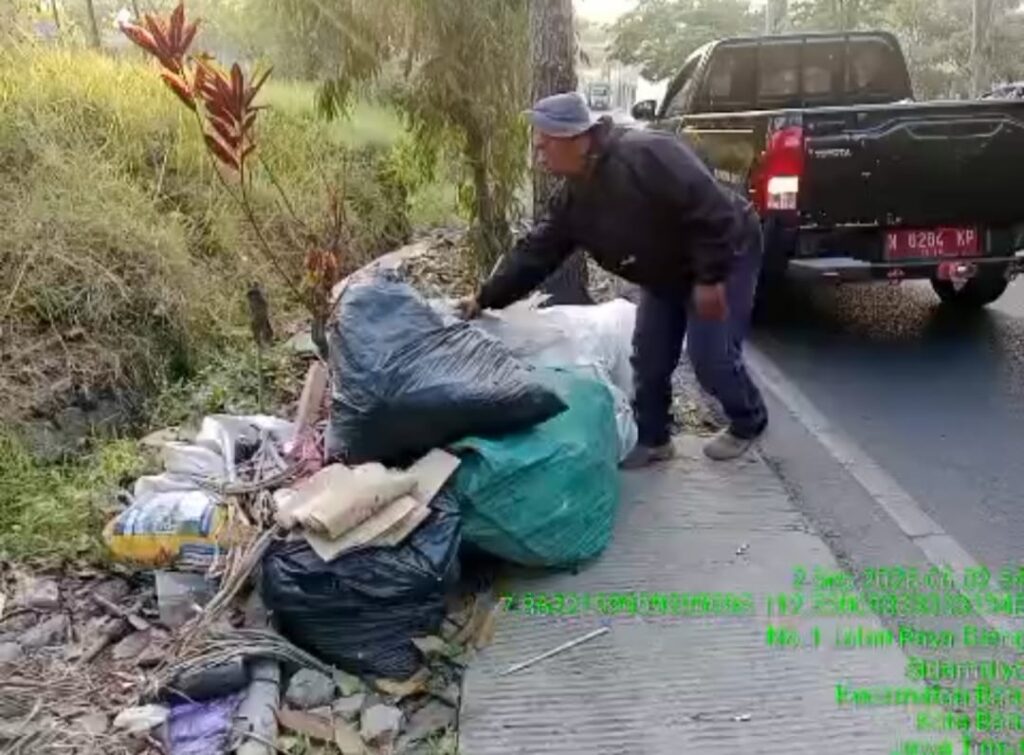 GERAM! Koordinator Penyapu Jalan Temukan Sampah Material Bangunan di Pinggir Jl. Raya Dieng.