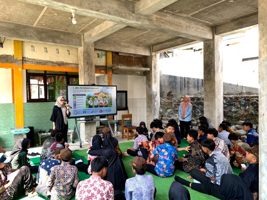 LESEHAN DI ATAS KARPET ! Ratusan Murid SMP Diponegoro Batu Belajar Tanggap Bencana.